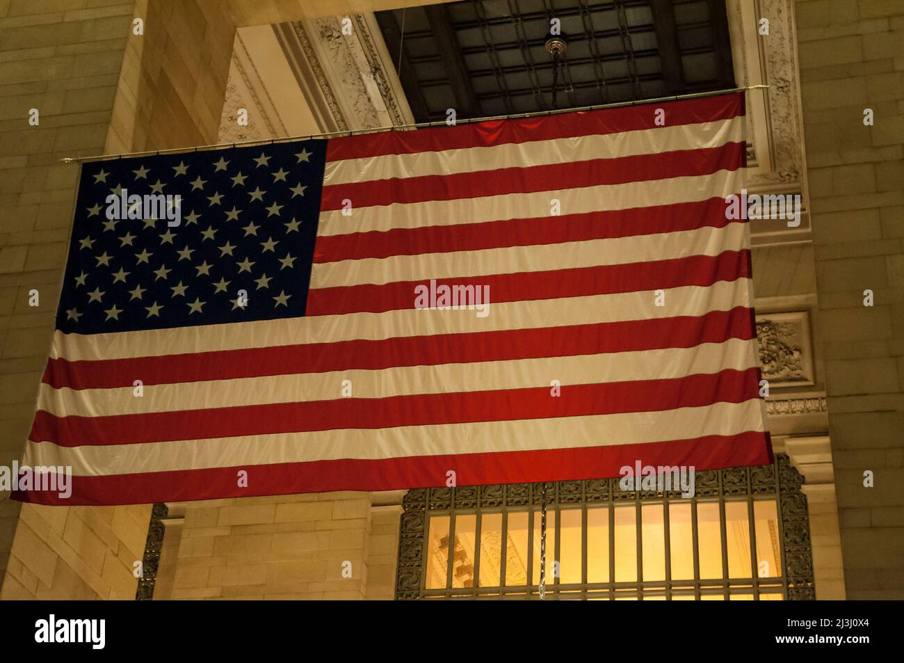 GRAND CENTRAL STATION, New York City, NY, USA, amerikanische Flagge im Central Station Terminal Stockfoto