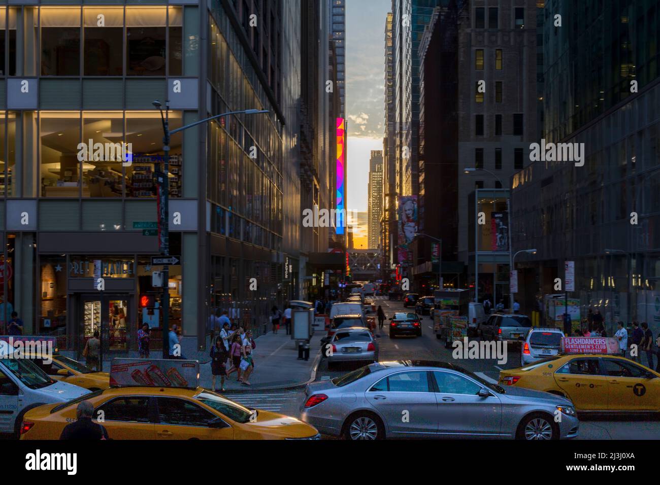 6. AVE/W41ST ST, New York City, NY, USA, Manhattanhenge in New York City, entlang der Straße 41.. Manhattanhenge ist ein Ereignis, bei dem die untergehende Sonne auf das Hauptstraßenraster von Manhattan ausgerichtet ist Stockfoto