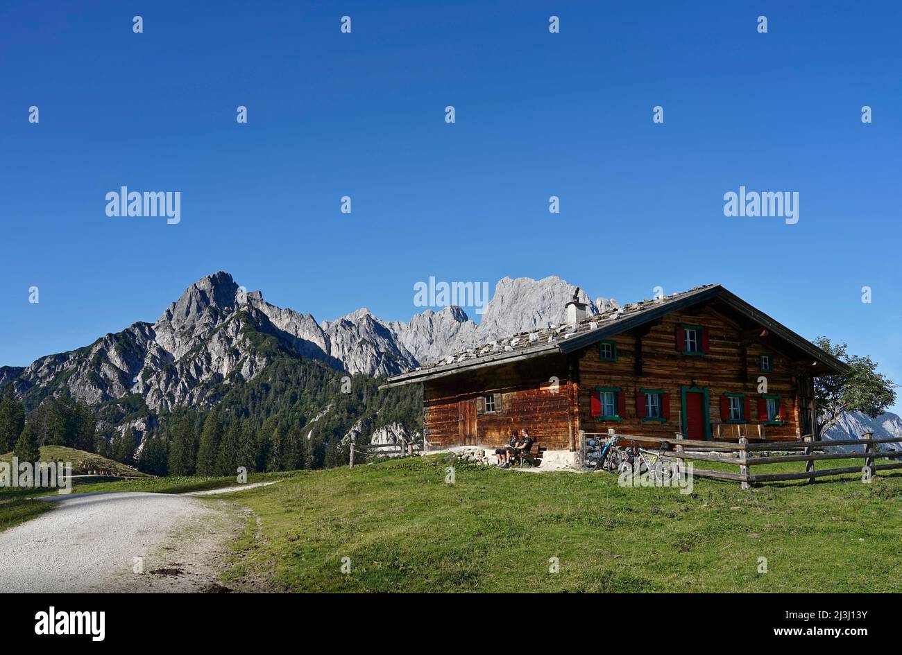 Österreich, Salzburger Land, Pinzgau, Hirschbichlpass, Litzlalmen, Berghütte Gramlerkaser, Blick nach Deutschland auf die Reiteralpe, von links, Gernhorn, Mühlsturzhorn Stockfoto