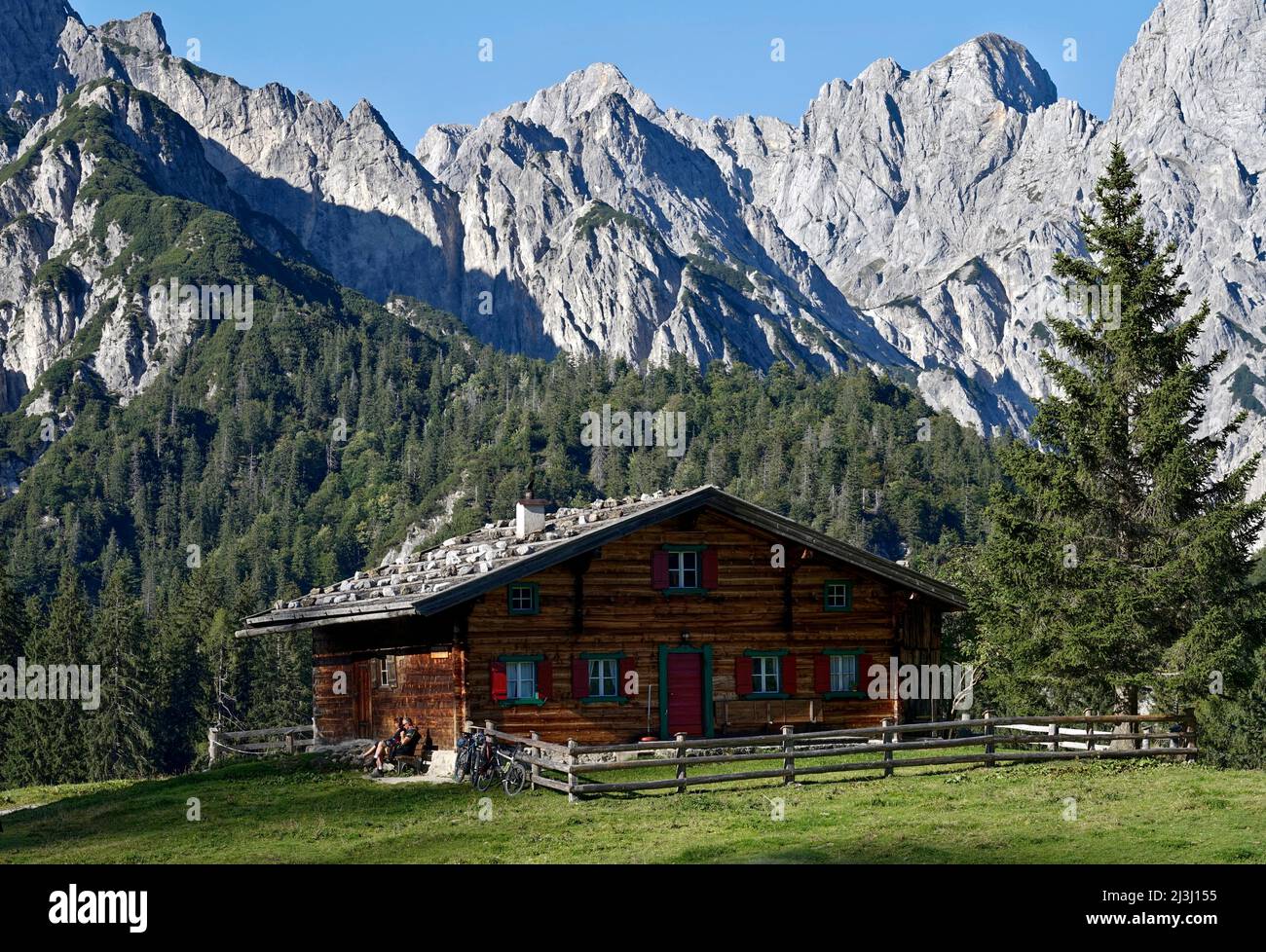 Österreich, Salzburger Land, Pinzgau, Hirschbichlpass, Litzlalmen, Berghütte Gramlerkaser, Blick nach Deutschland auf die Reiteralpe Stockfoto