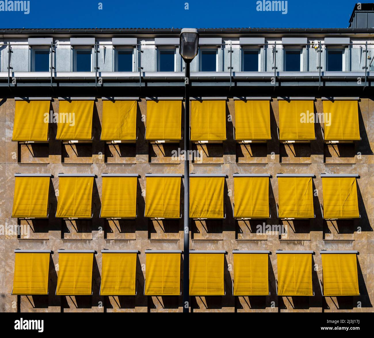 Gelbe Markisen, Geschäftsgebäude, blauer Himmel, Stockfoto