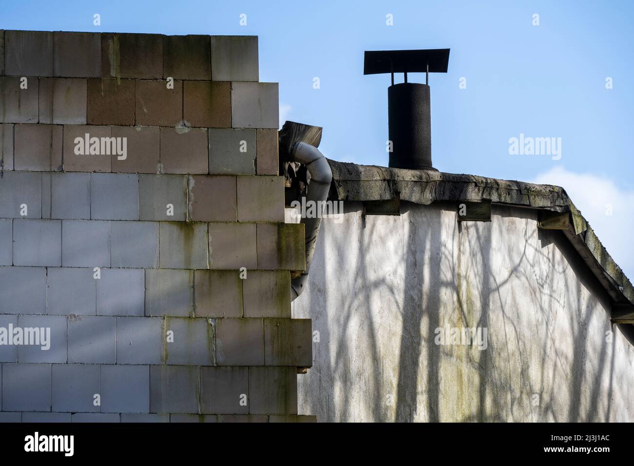 Wand, Schornstein, blauer Himmel, Schatten, Stockfoto