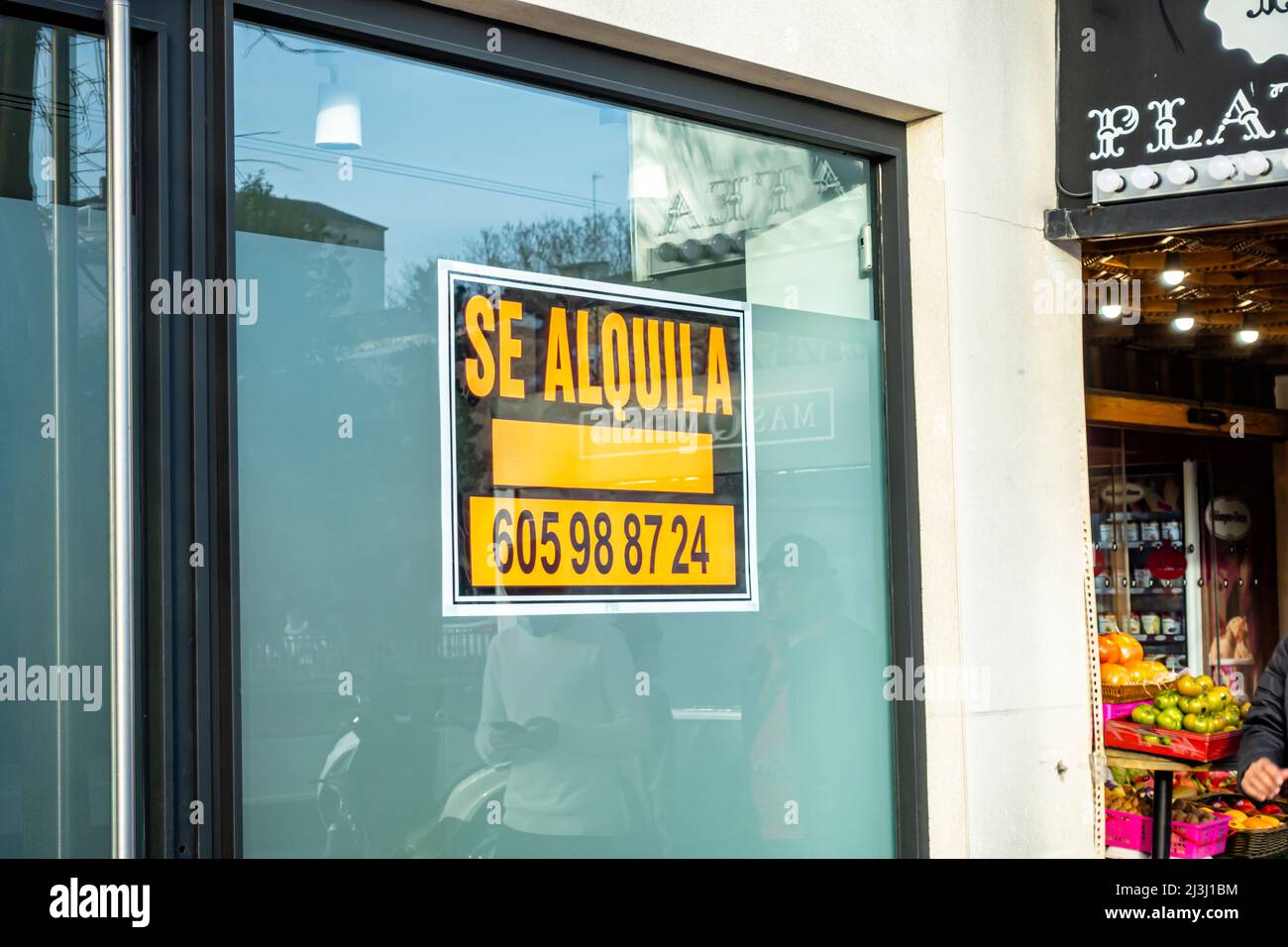 SE alquila, zur Miete Schild mit Platz für Text, auf dem Bauhaus in der Altstadt von Madrid, Spanien, Europa Stockfoto