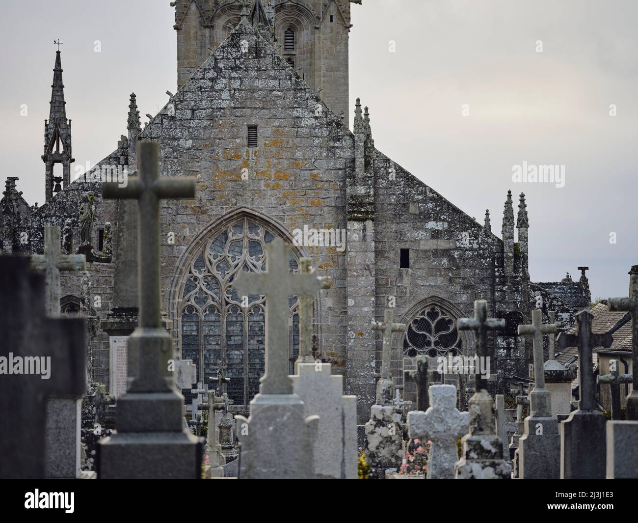 Die Église Saint-Ronan und der Friedhof in Locronan im Departement Finistère in der Bretagne. Locronans historische Kulisse ist in vielen Film- und Fernsehproduktionen zu sehen. Locronan ist ein beliebtes Ausflugsziel. Stockfoto