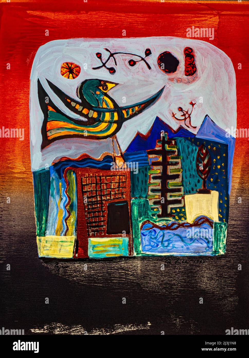 Gemälde von Pia Bühler, Lithographie und Acrylfantasiefigur, ein Vogel, umgeben vom roten Licht der untergehenden Sonne, darunter Gebäude und eine dunkle Landschaft mit blauen Bergen im Hintergrund Stockfoto