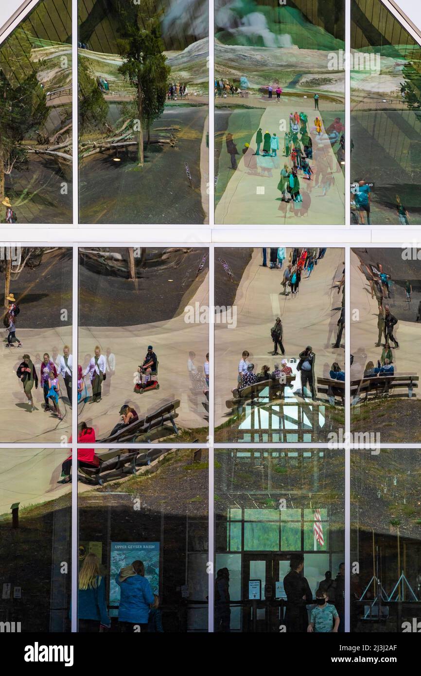 Fenster des Old Faithful Visitor Education Center Schauen Sie auf den legendären Geysir Yellowstone National Park, USA [Keine Model-Releases; redaktionelle Lizenzen Stockfoto