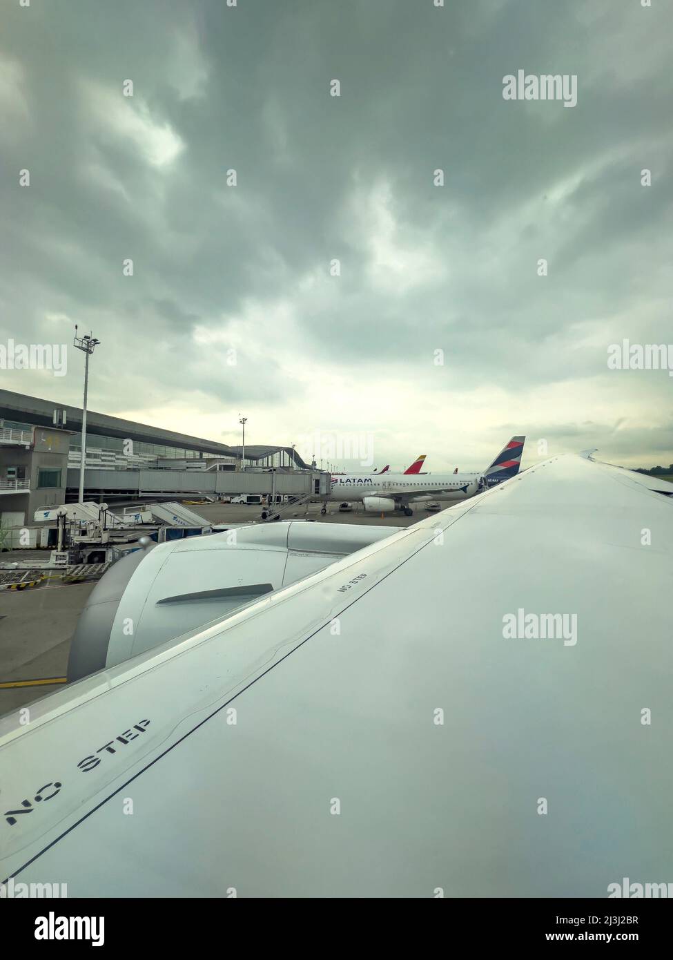Flughafen, Reise, Blick vom Flugzeugfenster über den Flügel Stockfoto