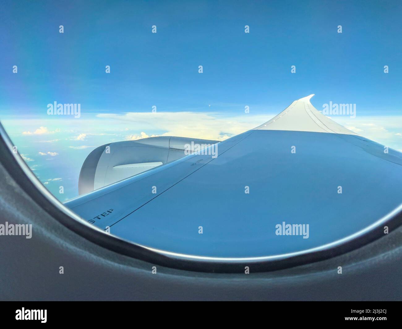 Flugreisen, Blick vom Flugzeugfenster über den Flügel Stockfoto