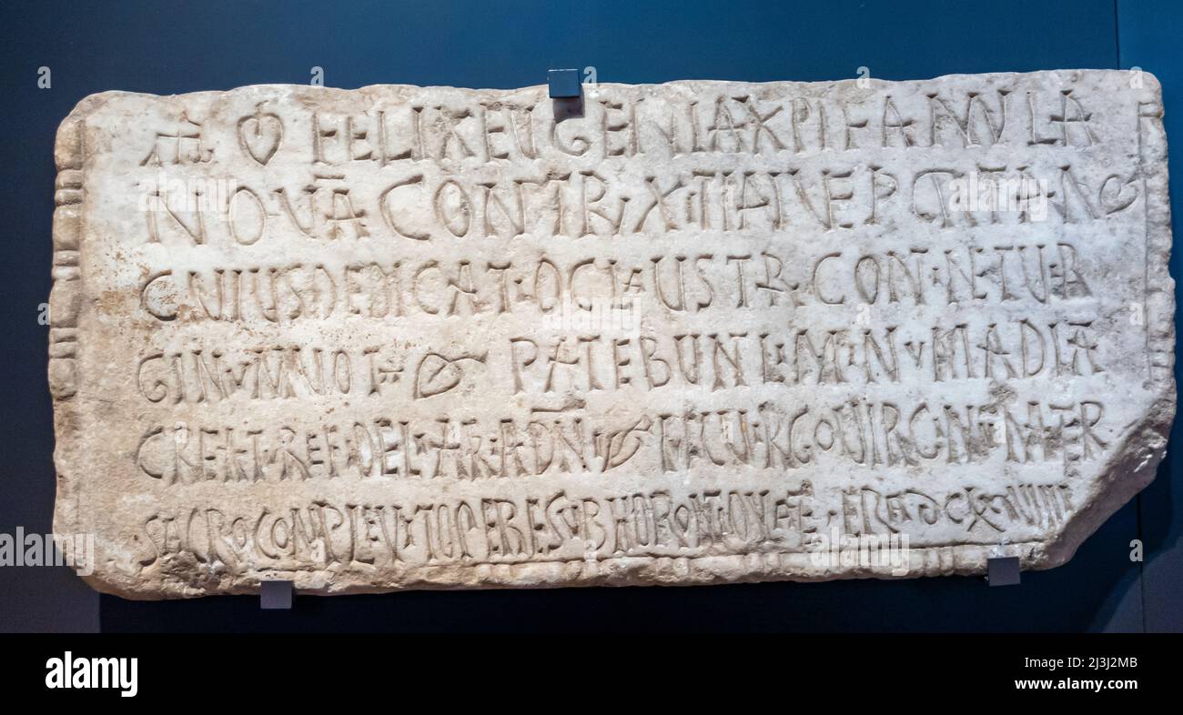 Grabstein von Eugenia mit Inschrift, weißer Marmor, 669 hispanische Ära. Merida, Badajos. Stockfoto