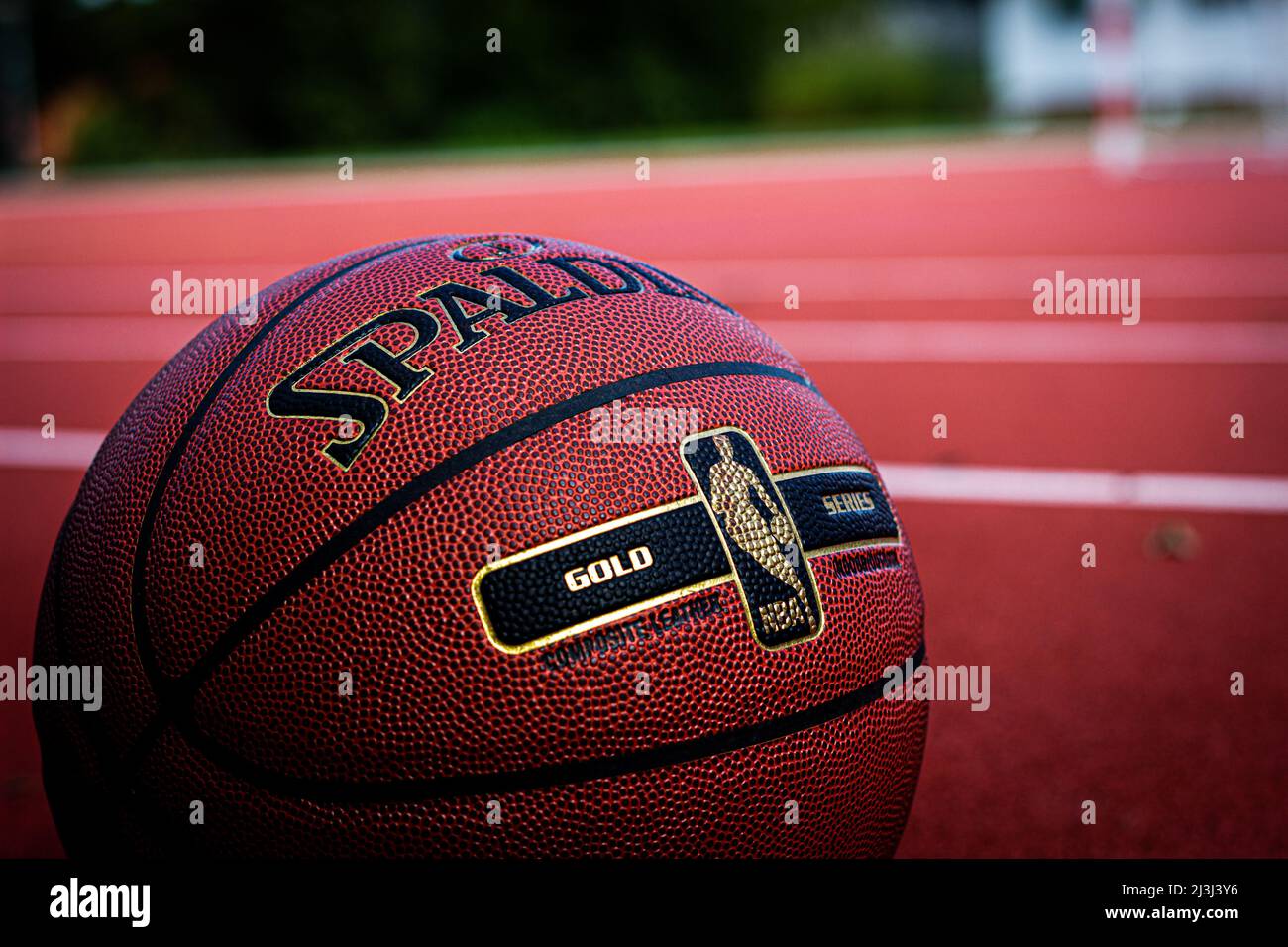 Basketball auf dem Basketballplatz Stockfoto