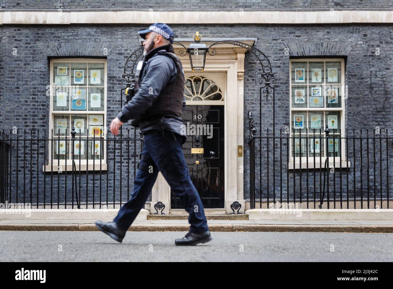 Downing St. London, Großbritannien. 8.. April 2022.Polizeibeamte vor der Downing Street Nr. 10. Amanda Rose/Alamy Live News Stockfoto