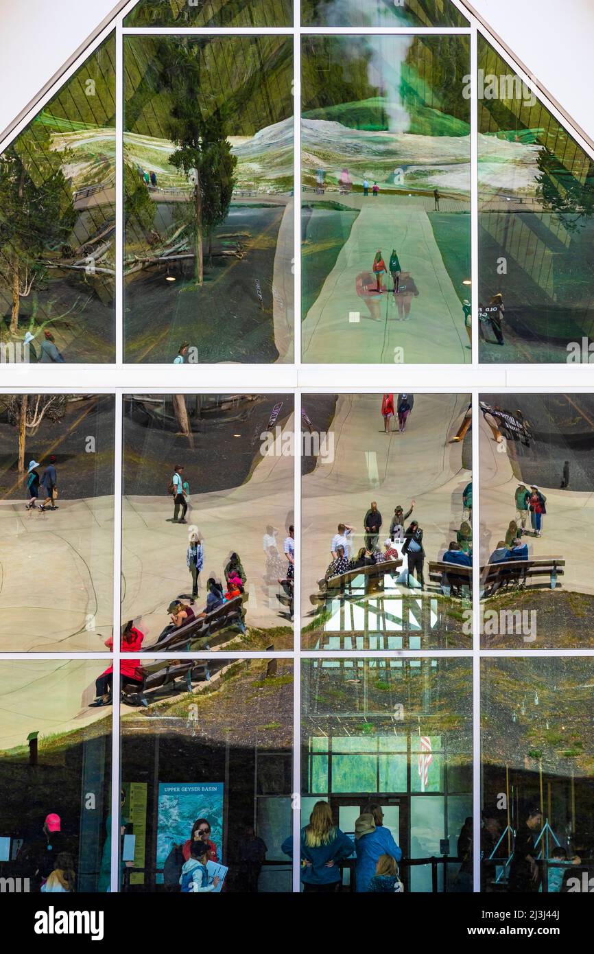 Fenster des Old Faithful Visitor Education Center Schauen Sie auf den legendären Geysir Yellowstone National Park, USA [Keine Model-Releases; redaktionelle Lizenzen Stockfoto