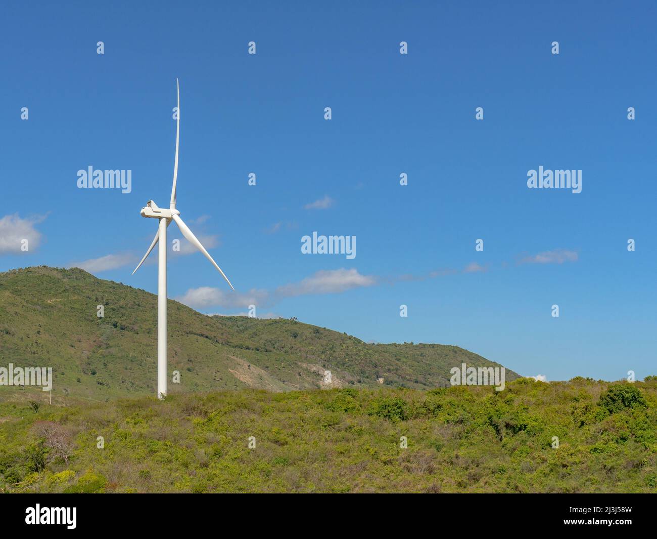 Windturbinen, Windenergie in einem Windpark in der Dominikanischen Republik, erneuerbare Energien, saubere Energie. Stockfoto