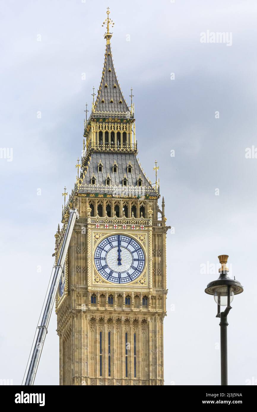 Westminster, London, Großbritannien. 08. April 2022. Am Elizabeth Tower, auch Big Ben of the Houses of Parliament genannt, ist ein hoher Kran zu sehen, da die laufenden Bauarbeiten am ikonischen Glockenturm in der Nähe ihrer Fertigstellung und des Gerüsts abgehen. Kredit: Imageplotter/Alamy Live Nachrichten Stockfoto