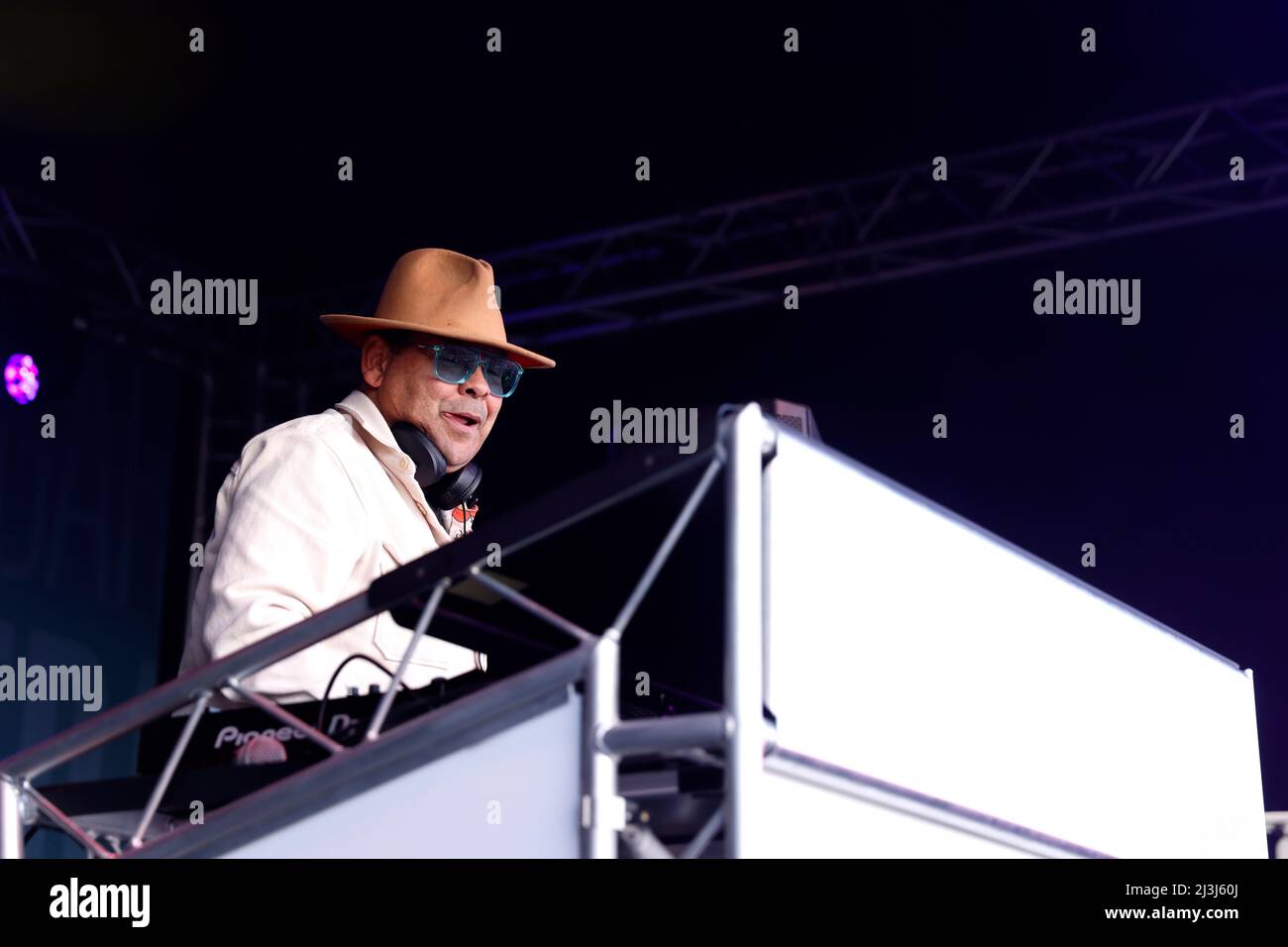 Craig Charles tritt während des Ladies Day auf der Aintree Racecourse in Liverpool im Red Rum Garden auf. Bilddatum: Freitag, 8. April 2022. Stockfoto