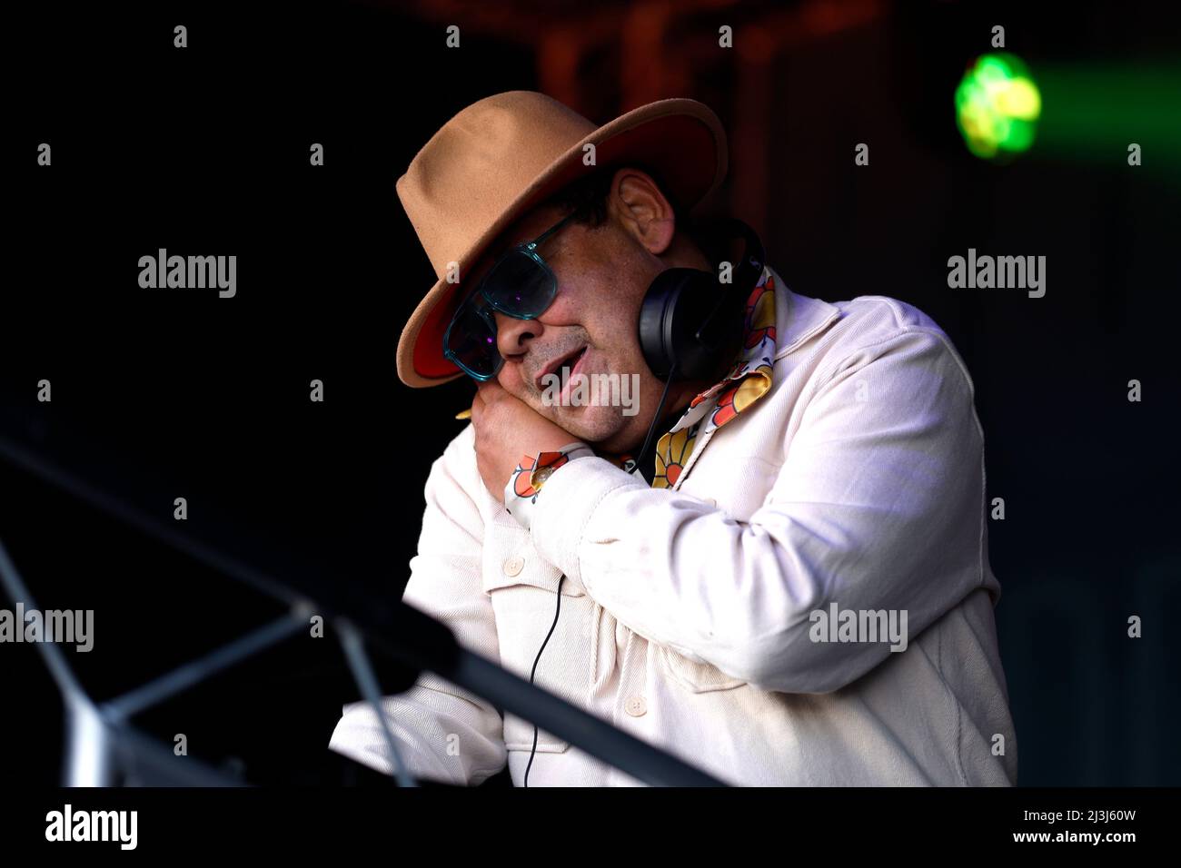 Craig Charles tritt während des Ladies Day auf der Aintree Racecourse in Liverpool im Red Rum Garden auf. Bilddatum: Freitag, 8. April 2022. Stockfoto