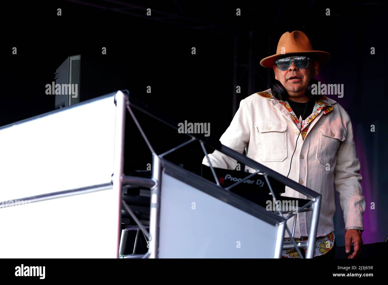 Craig Charles tritt während des Ladies Day auf der Aintree Racecourse in Liverpool im Red Rum Garden auf. Bilddatum: Freitag, 8. April 2022. Stockfoto