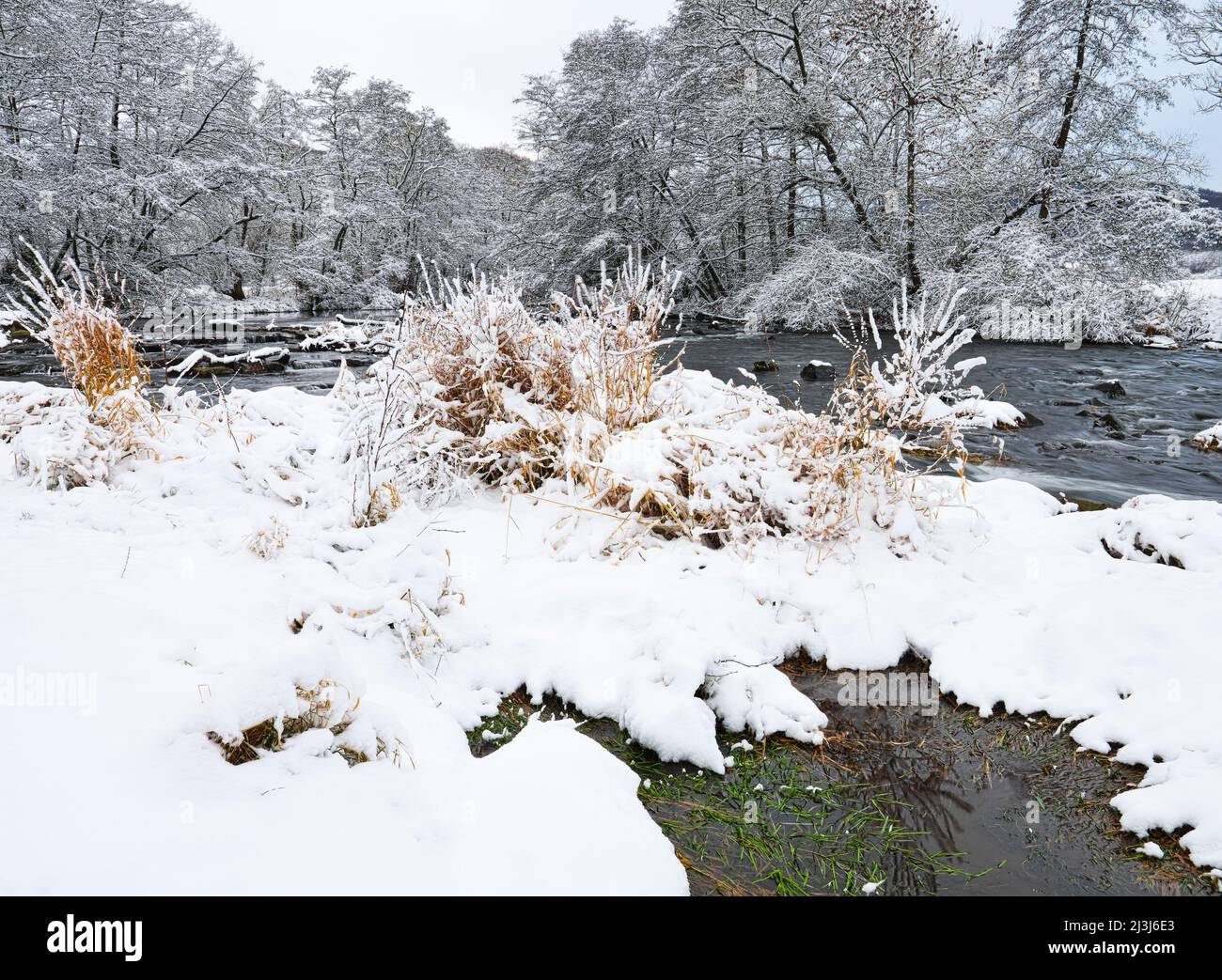 Europa, Deutschland, Hessen, Marburger Land, Winterstimmung auf der Lahn bei Lahntal, Stromschnellen Stockfoto