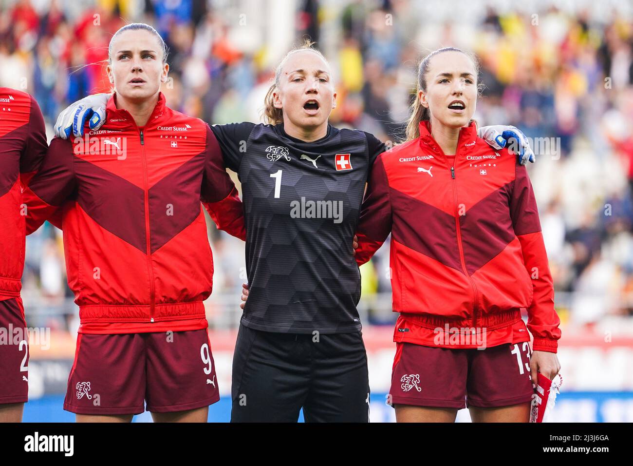 Bukarest, Rumänien. 08. April 2022. Ana-Maria Crnogorcevic (9 Schweiz, links), Torhüterin Gaelle Thalmann (1 Schweiz) und Kapitän Lia Wälti (13 Schweiz, rechts) singen die Schweizer Nationalhymne beim Fußball-Qualifikationsspiel der Damen zwischen ROANA-Maria Crnogorcevic (9 Schweiz)Manie und der Schweiz im Stadum Stadionul Arcul de Triumph in Bukarest, Rumänien. Daniela Porcelli /SPP Quelle: SPP Sport Press Foto. /Alamy Live News Stockfoto