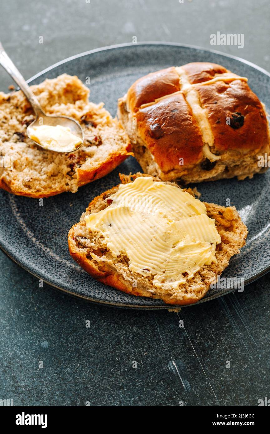 Hot Cross Buns – Obstbrötchen Stockfoto