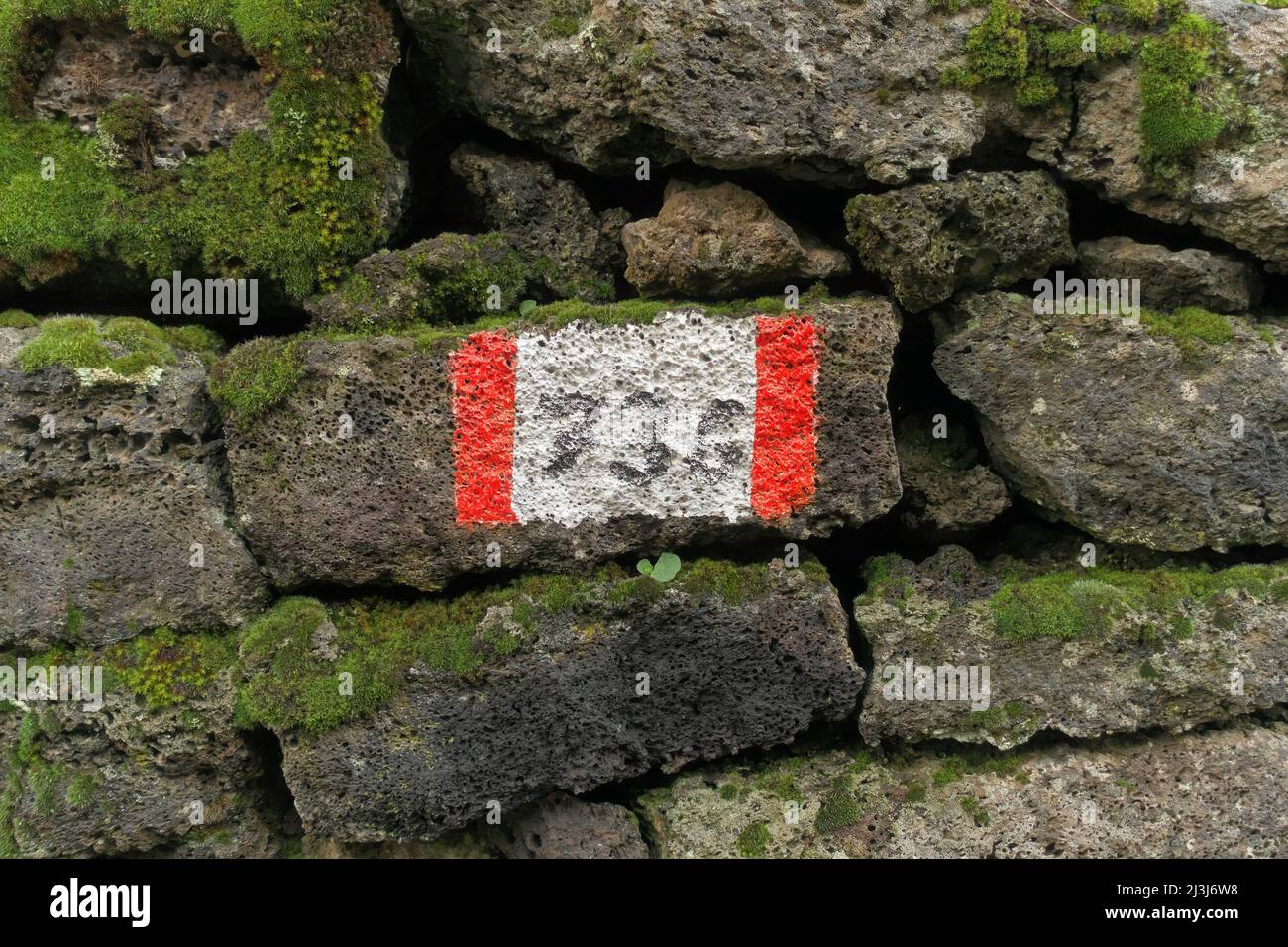 Rot-weiße Streifen markieren 736 Piano dei Grilli auf vulkanischem Felsen im Ätna Park, Sizilien Stockfoto