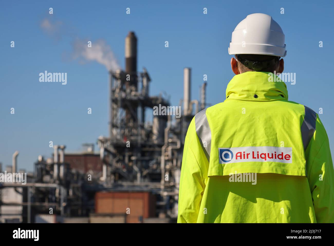 Oberhausen, Nordrhein-Westfalen, Deutschland - Air Liquide, Wasserstoffproduktion im Chemiepark OQ Chemicals. Mitarbeiter von Air Liquid mit Firmenlogo auf gelbem Mantel vor der POX-Anlage (Partial Oxidation) zur konventionellen Produktion von Wasserstoff und Synthesegas. Stockfoto