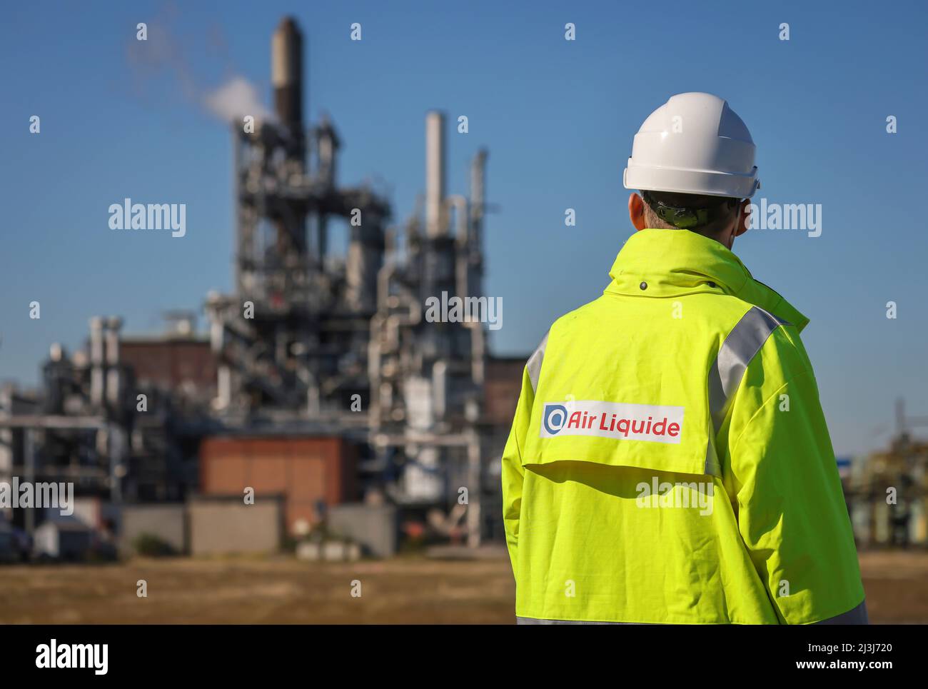 Oberhausen, Nordrhein-Westfalen, Deutschland - Air Liquide, Wasserstoffproduktion im Chemiepark OQ Chemicals. Mitarbeiter von Air Liquid mit Firmenlogo auf gelbem Mantel vor der POX-Anlage (Partial Oxidation) zur konventionellen Produktion von Wasserstoff und Synthesegas. Stockfoto