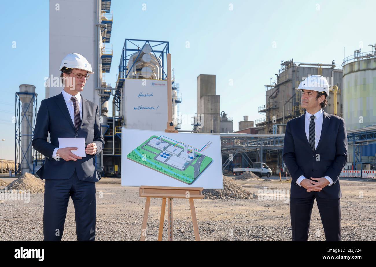 Oberhausen, Nordrhein-Westfalen, Deutschland - NRW-Ministerpräsident Hendrik Wüst, hier bei Air Liquide Germany Geschäftsführer Gilles Le Van, besucht die Wasserstoffproduktionsanlage von Air Liquide bei OQ Chemicals. Stockfoto