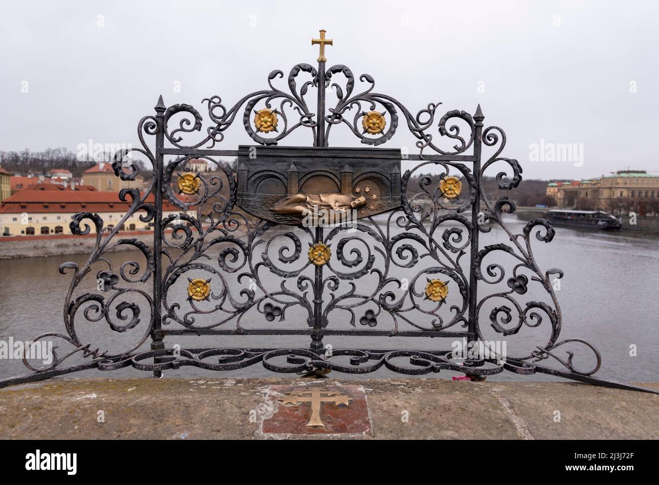 St. Johannes von Nepomuk, Touristenattraktion, Berühren des heiligen soll Glück bringen, Karlsbrücke, Prag, Tschechische Republik Stockfoto