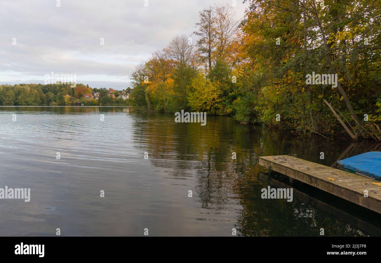 Herbststimmung an einer Bootsanlegestelle am Ratzeburger See in Ratzeburg, Deutschland. Stockfoto