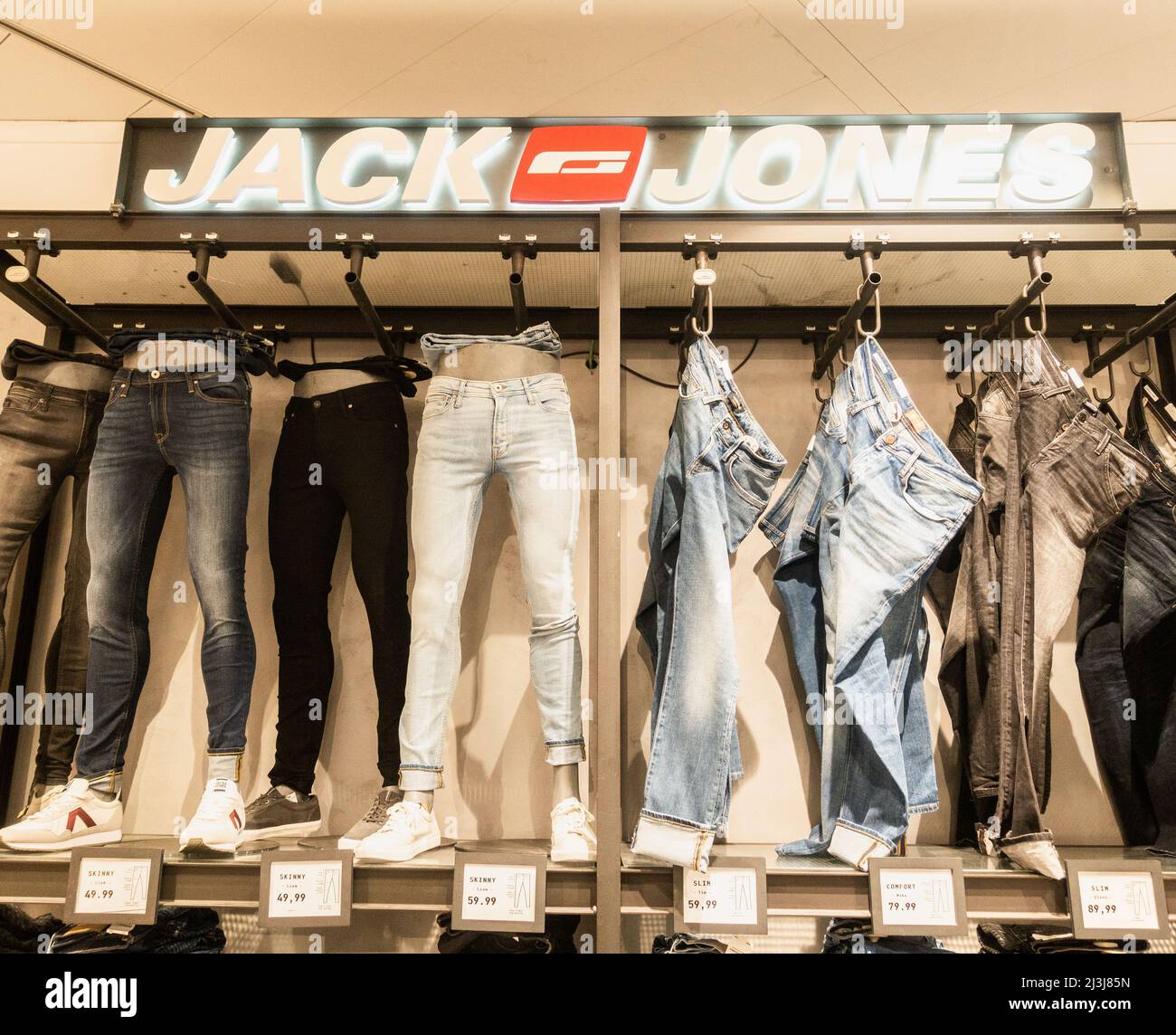 Jeansjeans Jack & Jones Bekleidungsgeschäft in Spanien Stockfoto