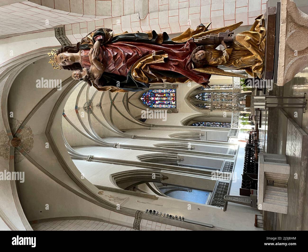 Marienstatue mit Jesuskind und Engel im Augsburger Dom, Dombistum Augsburg, hoher Dom Maria Heimsuchung, Stadt Augsburg, Bayern, Deutschland Stockfoto
