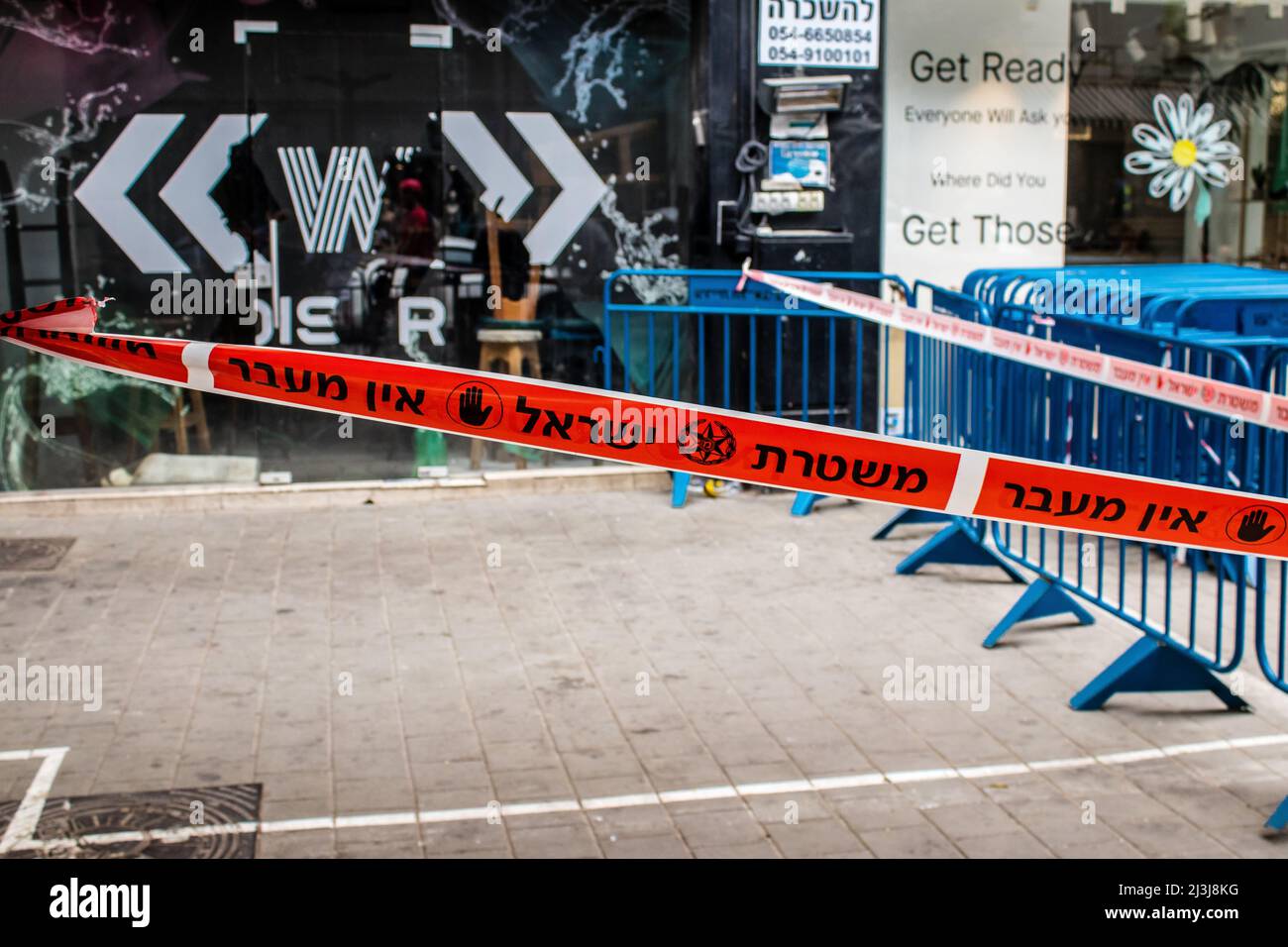 Tel Aviv, Israel - 08. April 2022 die Ilka Bar in der Dizengoff Straße, Schauplatz des palästinensischen Terroranschlags, bei dem mehrere israelische Zivilisten tot waren Stockfoto