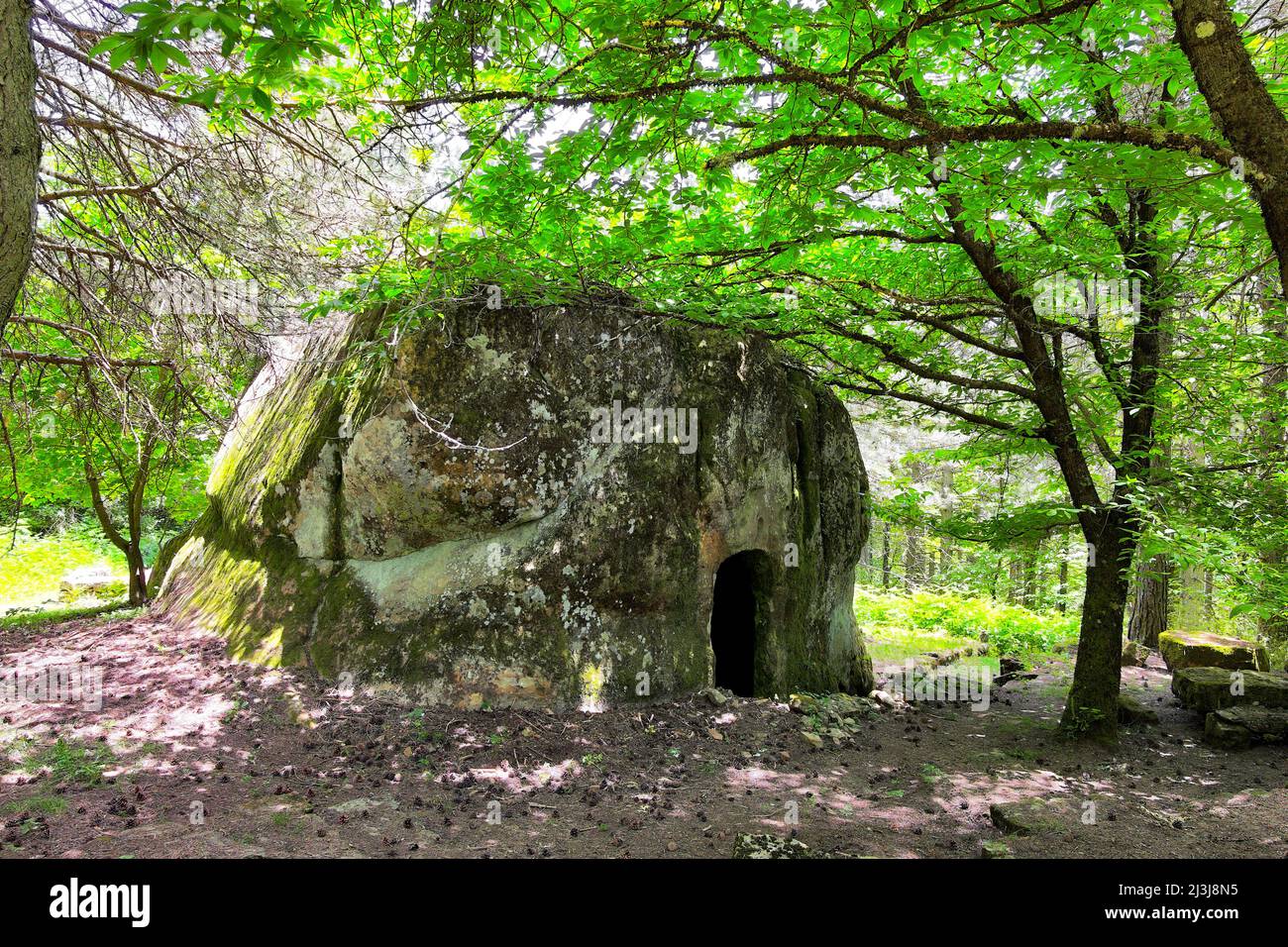 Höhle „Nivarula“ ist eine alte traditionelle Lagerstätte, um den Schnee des Sambuchetti-Campanito Naturreservats, Sizilien, zu sammeln Stockfoto