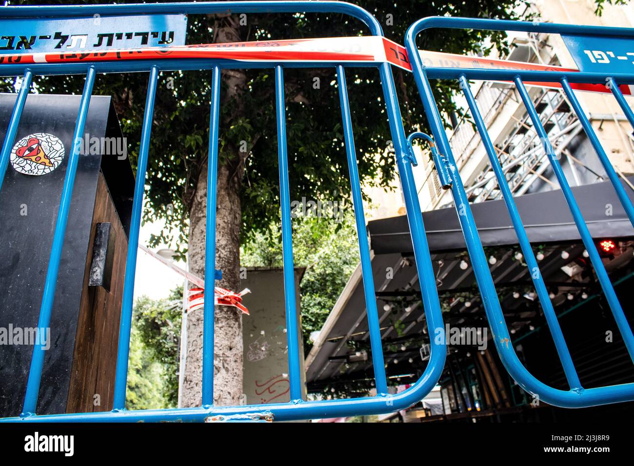 Tel Aviv, Israel - 08. April 2022 die Ilka Bar in der Dizengoff Straße, Schauplatz des palästinensischen Terroranschlags, bei dem mehrere israelische Zivilisten tot waren Stockfoto