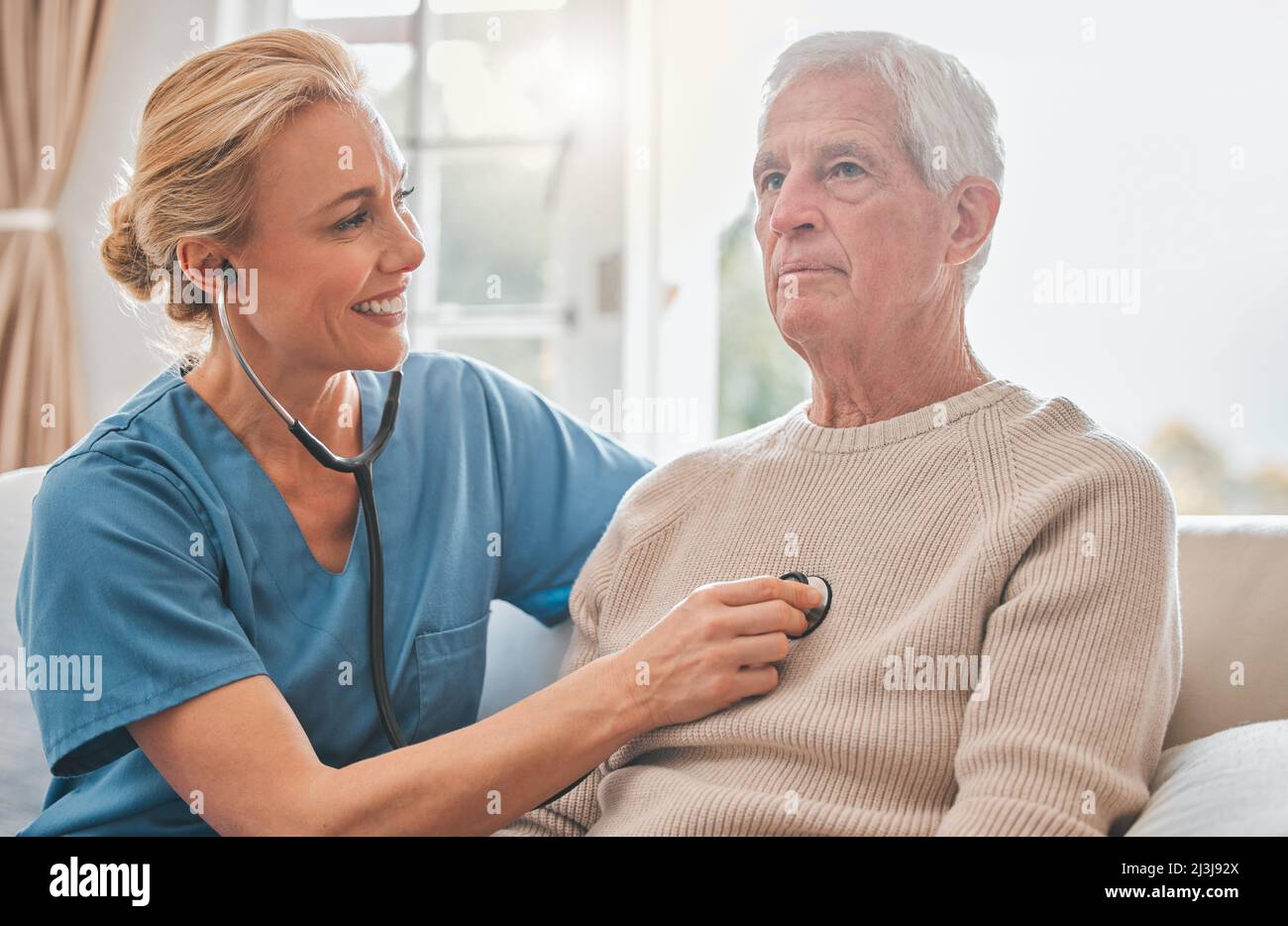 Atme tief durch für mich. Aufnahme einer Krankenschwester, die der Brust ihrer Patienten zuhört. Stockfoto