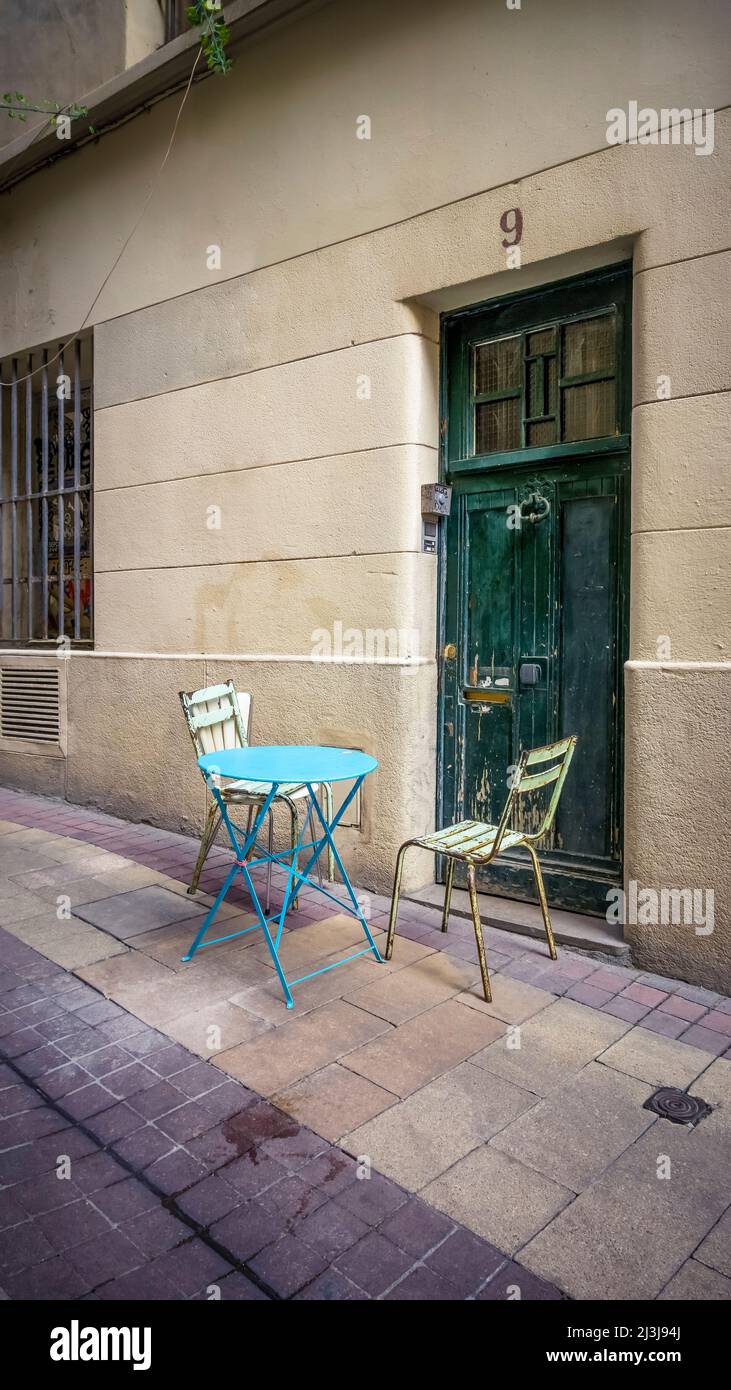 Eigenständiger Kaffeetisch und Stühle in Montpellier. Stockfoto