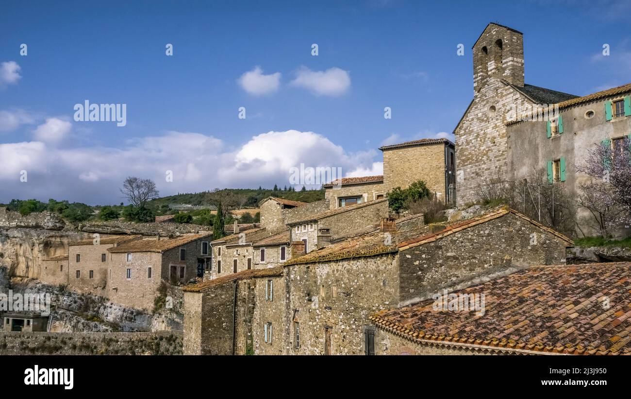 Dorfansicht von Minerve und der romanischen Kirche Saint Étienne. Das mittelalterliche Dorf wurde auf einem Felsen erbaut. Letzte Zuflucht der Katharer, eines der schönsten Dörfer Frankreichs (Les plus beaux Villages de France). Stockfoto