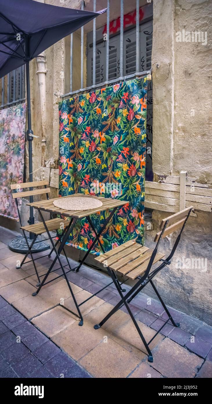 Kleine Gasse und Café in Montpellier. Stockfoto