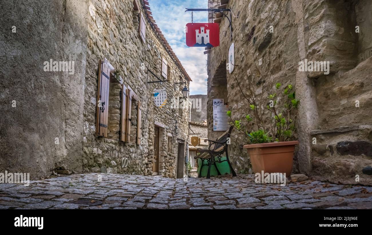 Gasse in Minerve. Das mittelalterliche Dorf wurde auf einem Felsen erbaut. Letzte Zuflucht der Katharer, eines der schönsten Dörfer Frankreichs (Les plus beaux Villages de France). Stockfoto