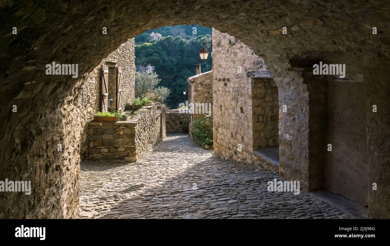 Steinbogen in Minerve. Das mittelalterliche Dorf wurde auf einem Felsen erbaut. Letzte Zuflucht der Katharer, eines der schönsten Dörfer Frankreichs (Les plus beaux Villages de France). Stockfoto