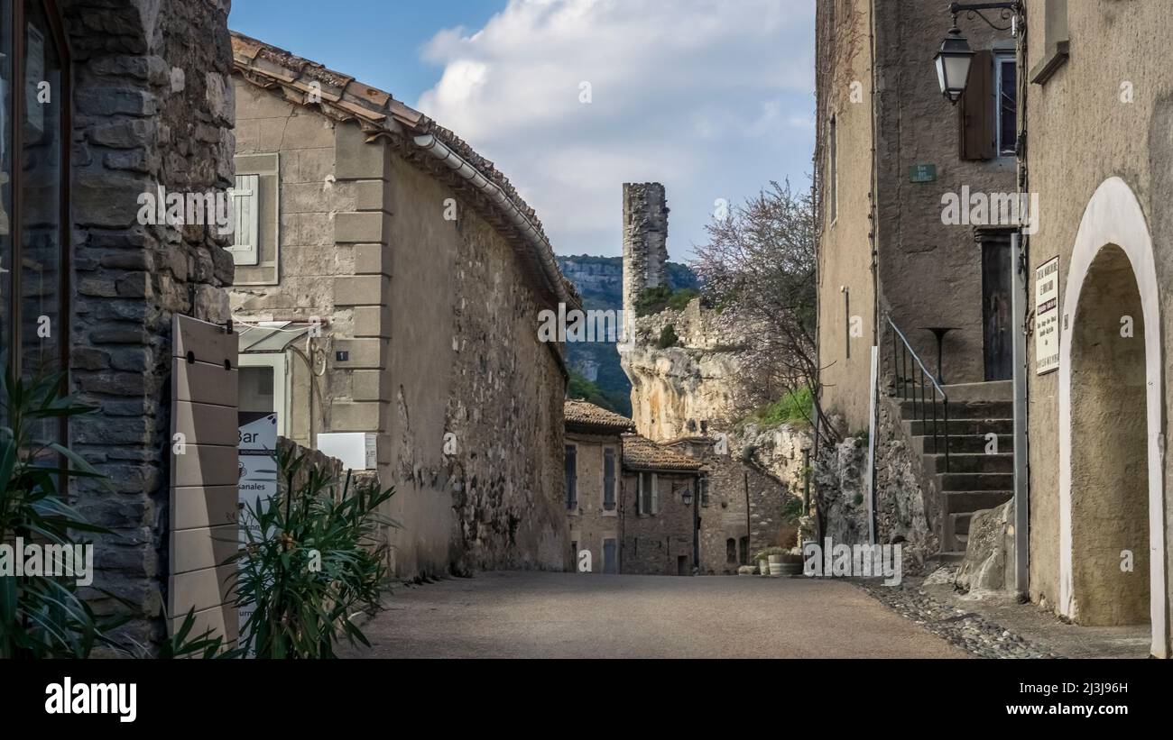 Blick auf La Candela, Turmreste des alten Schlosses in Minerve. Das Dorf war die letzte Zuflucht der Katharer im XIII Jahrhundert. Und beaux Villages de France. Stockfoto