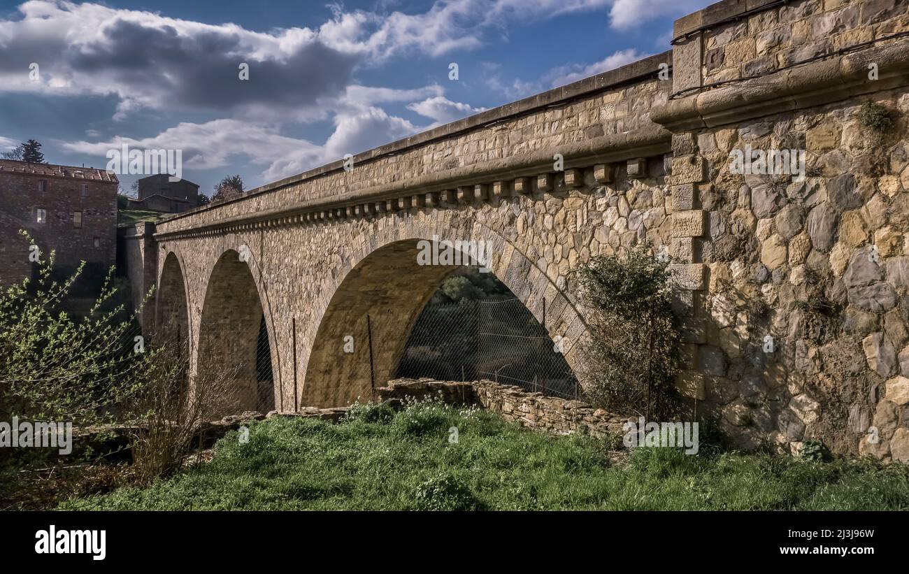 Le Pont Viadukt über den Fluss Cesse in Minerve. Zugang zum Dorf. Erbaut zu Beginn des XX. Jahrhunderts. Das Gemeindegebiet ist Teil des Regionalen Naturparks Haut Languedoc. Stockfoto