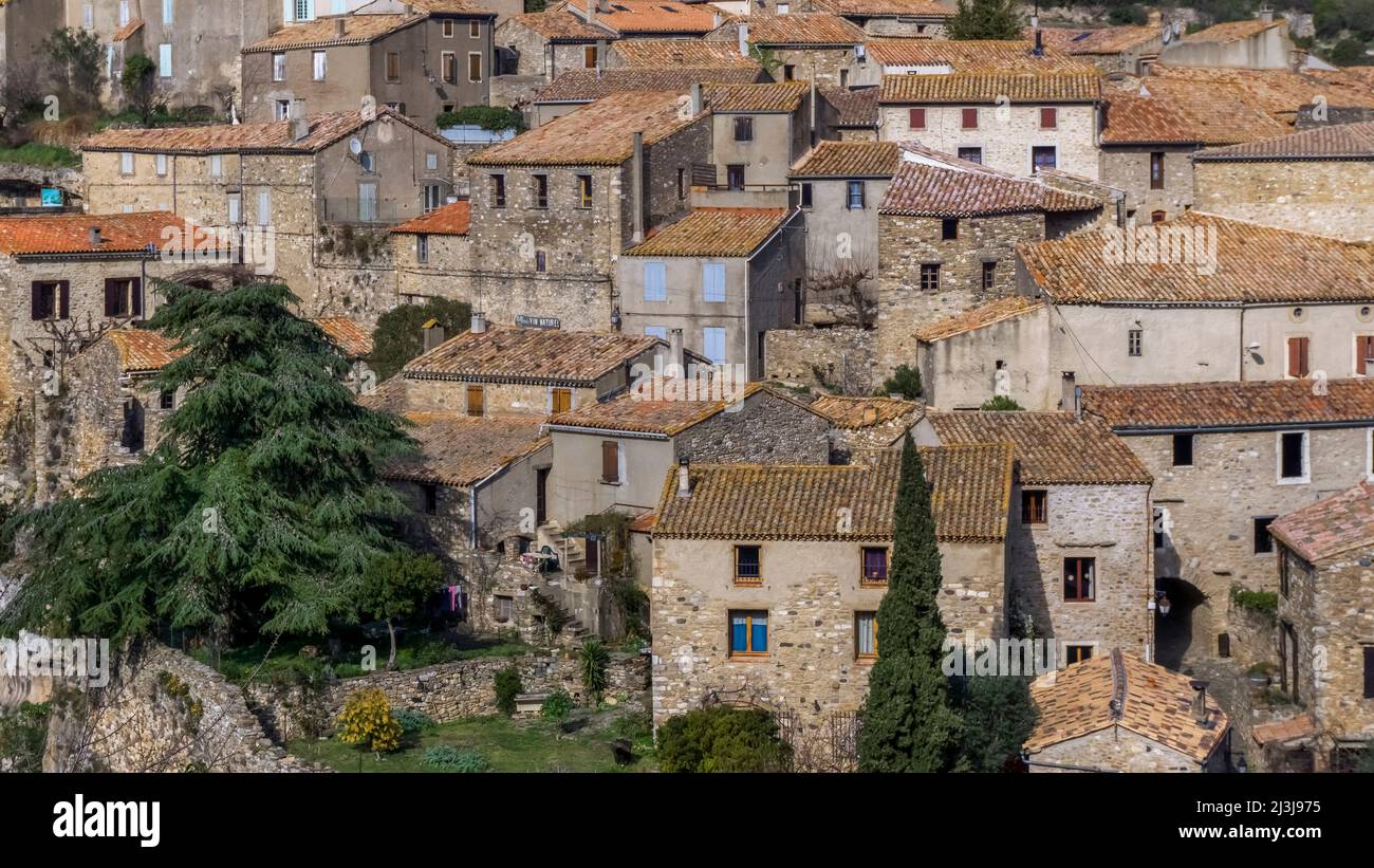Blick auf den Ort Minerve. Das mittelalterliche Dorf wurde auf einem Felsen erbaut. Letzte Zuflucht der Katharer, eines der schönsten Dörfer Frankreichs (Les plus beaux Villages de France). Stockfoto