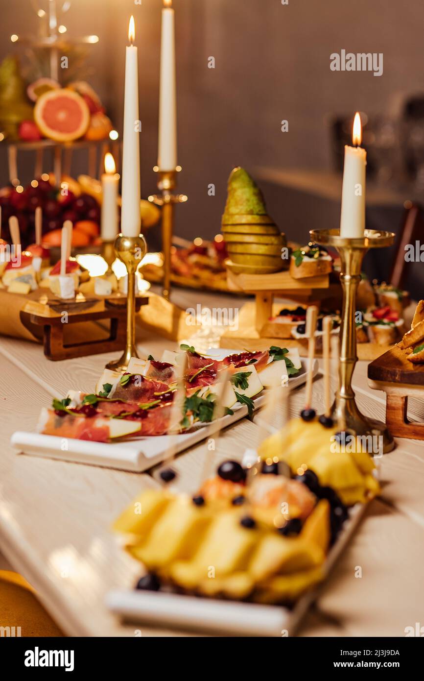 Esstisch mit Fleischgrill, Bratkartoffeln, Gemüse, Salate, Saucen, Snacks und Limonade, Draufsicht. Stockfoto