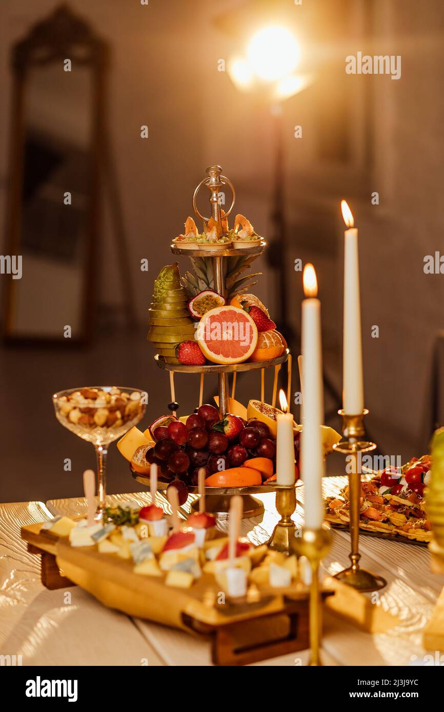 Wunderschön dekorierter vegetarischer Banketttisch mit verschiedenen Gemüsesorten, veganen Snacks und Gemüsesmoothies. Stockfoto