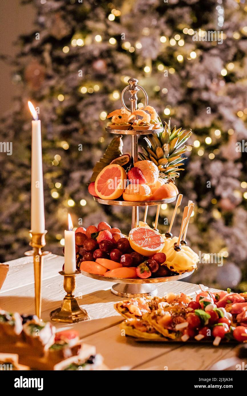 Wunderschön eingerichtete catering Bankett Tisch mit verschiedenen Snacks und Vorspeisen auf Corporate Weihnachten Geburtstag party Event oder Hochzeit celebrat Stockfoto