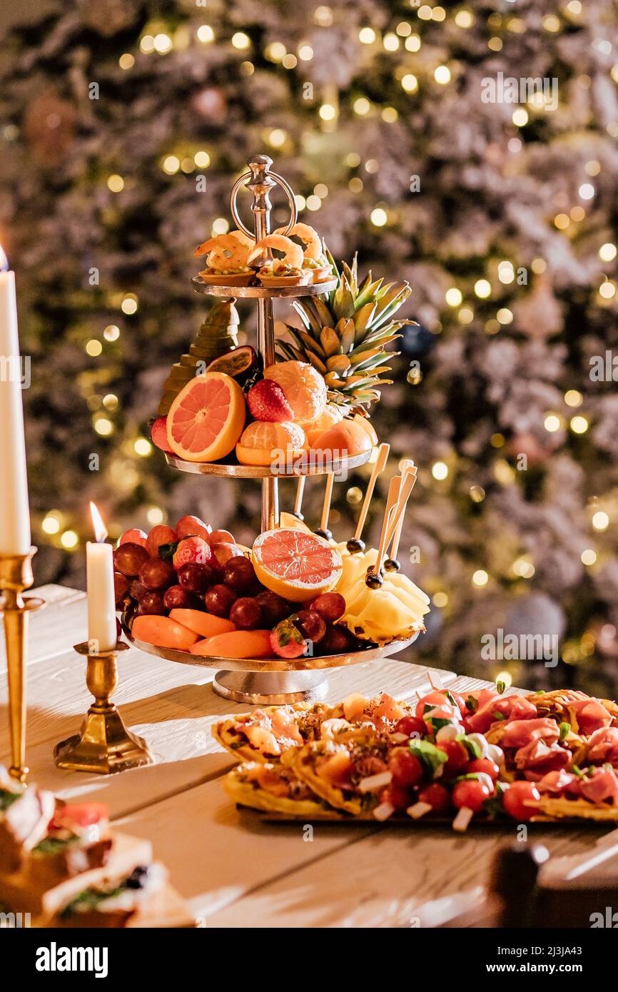 Stillleben mit Neujahrsgerichten, Gläsern und Wein auf dem Tisch. Stockfoto