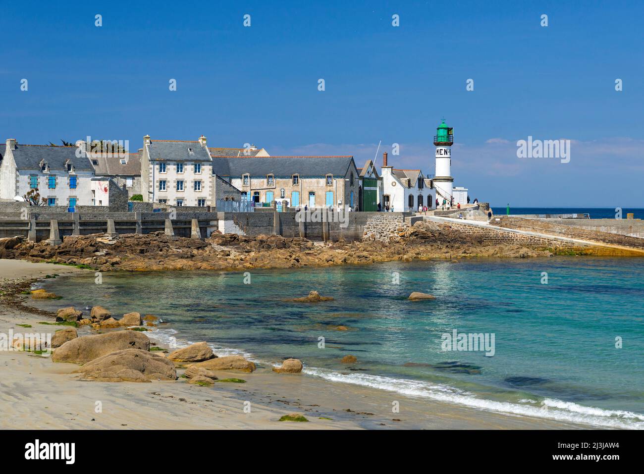ÃŽle de sein, Häuser und Leuchtturm 'Men Brial' am Hafen, Frankreich, Bretagne, Département Finistère Stockfoto