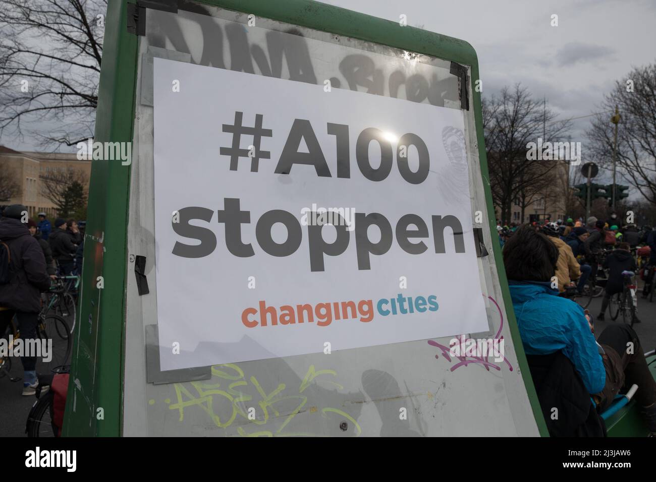 Rund 500 Radfahrer demonstrierten gegen den weiteren Bau der A100, der zu einer Verlängerung der Autobahn in Berlin führte. Die Demonstration begann am 8. April 2022 im Bundesministerium für Verkehr. Seit Jahren gibt es in Berlin einen Streit über die Verlängerung der A100. Die Bundesautobahn 100, Bundesautobahn 100, umschließt teilweise das Stadtzentrum der deutschen Hauptstadt Berlin und verläuft vom Wedding-Viertel in Berlin-Mitte über Charlottenburg-Wilmersdorf und Tempelhof-Schöneberg nach Neukölln. Die Autobahn A100 wurde 1958 gebaut. (Foto von Michael Kuenne/PRESSCOV/SIP Stockfoto